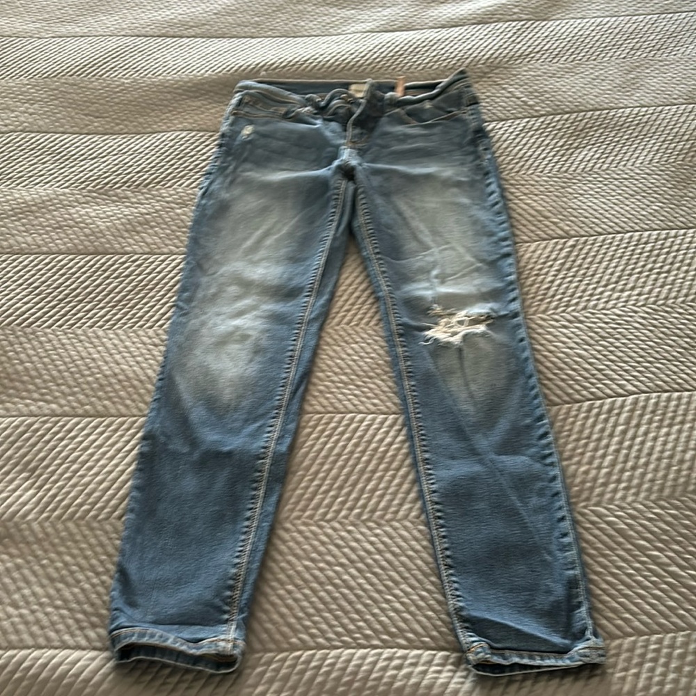 Woman’s sneak peek skinny jeans